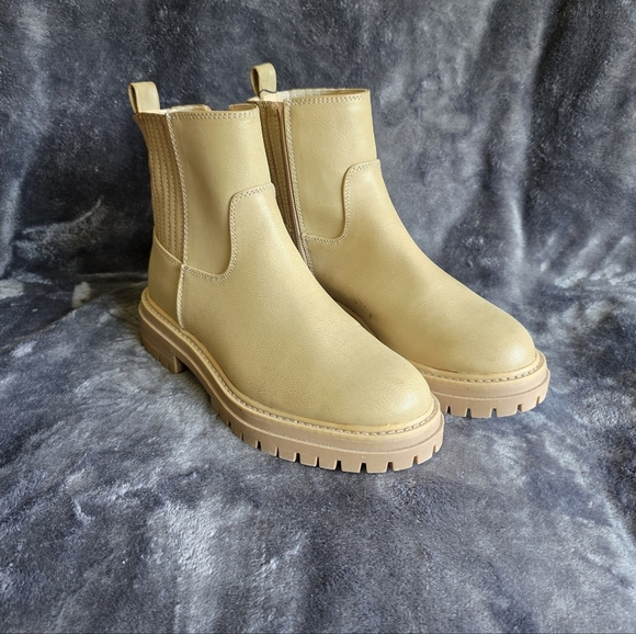 New women's Time and Tru Lug Chelsea Boots, beige / tan color, size 8 1/2 - Picture 2 of 6
